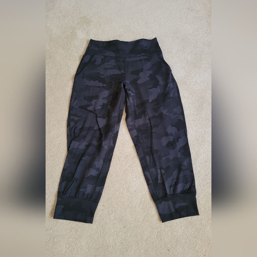 lululemon align blk camo crop jogger size 8